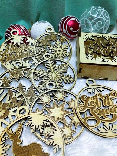 Medinė dėžutė su žaisliukais S