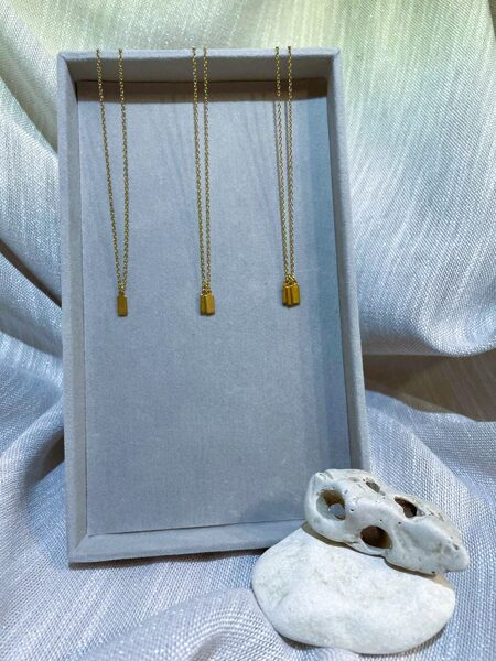 Kaklo papuošalas "Inicialų harmonija“